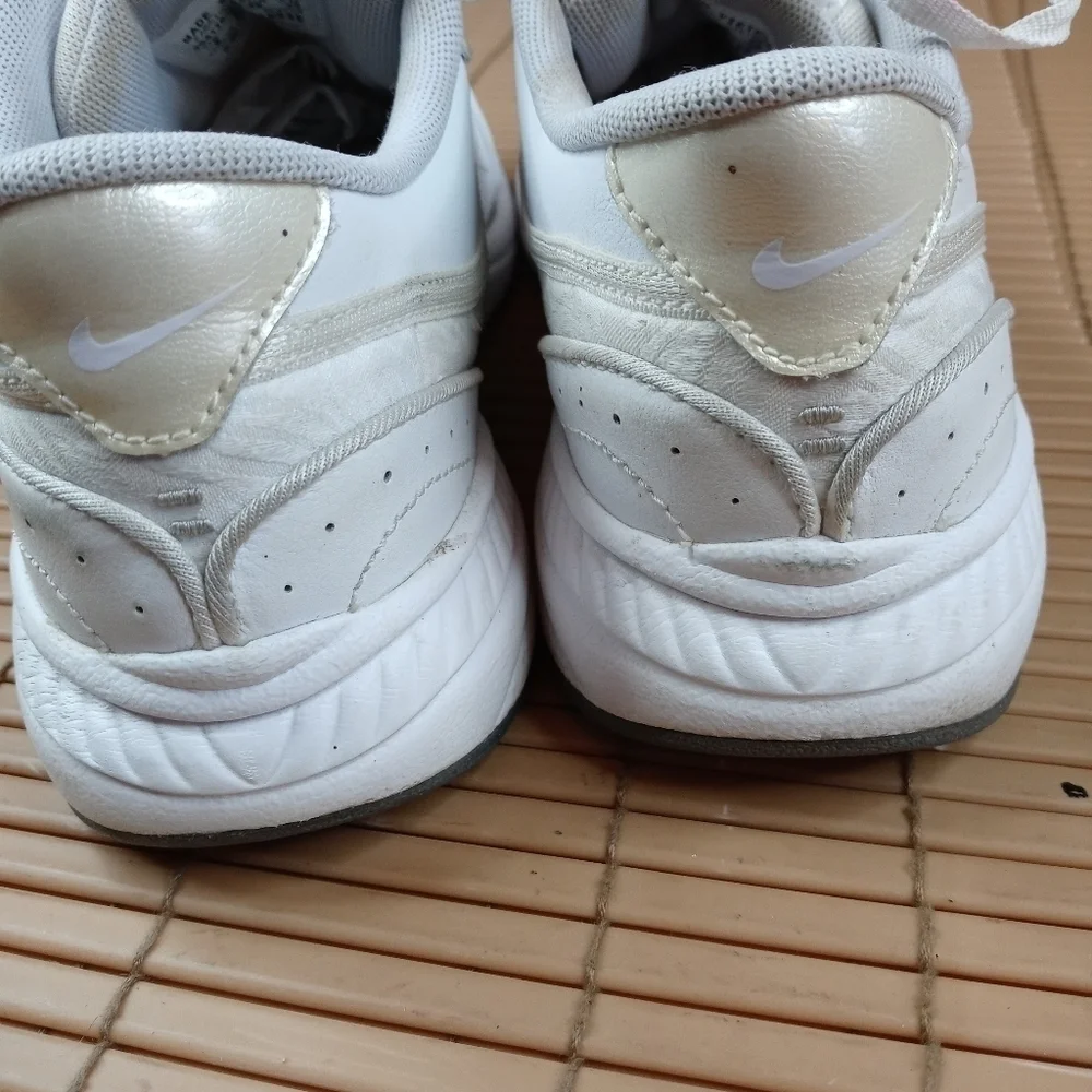 Nike Air Miller Retro Womens Size 8 White Leather Comfort Walking Sneakers. A3pm